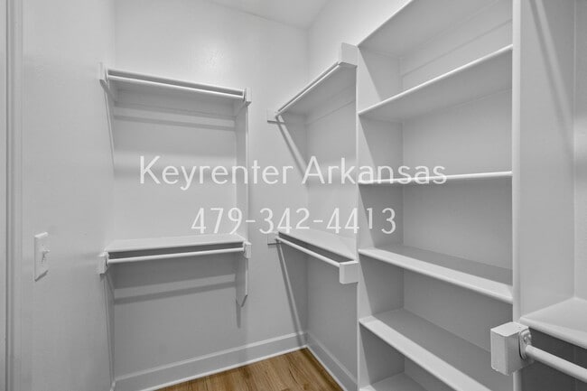 Building Photo - 4 Bed, 2 Bath Home