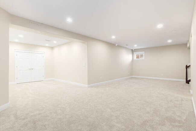 Building Photo - Spacious, modern 5 bed 4 bath home