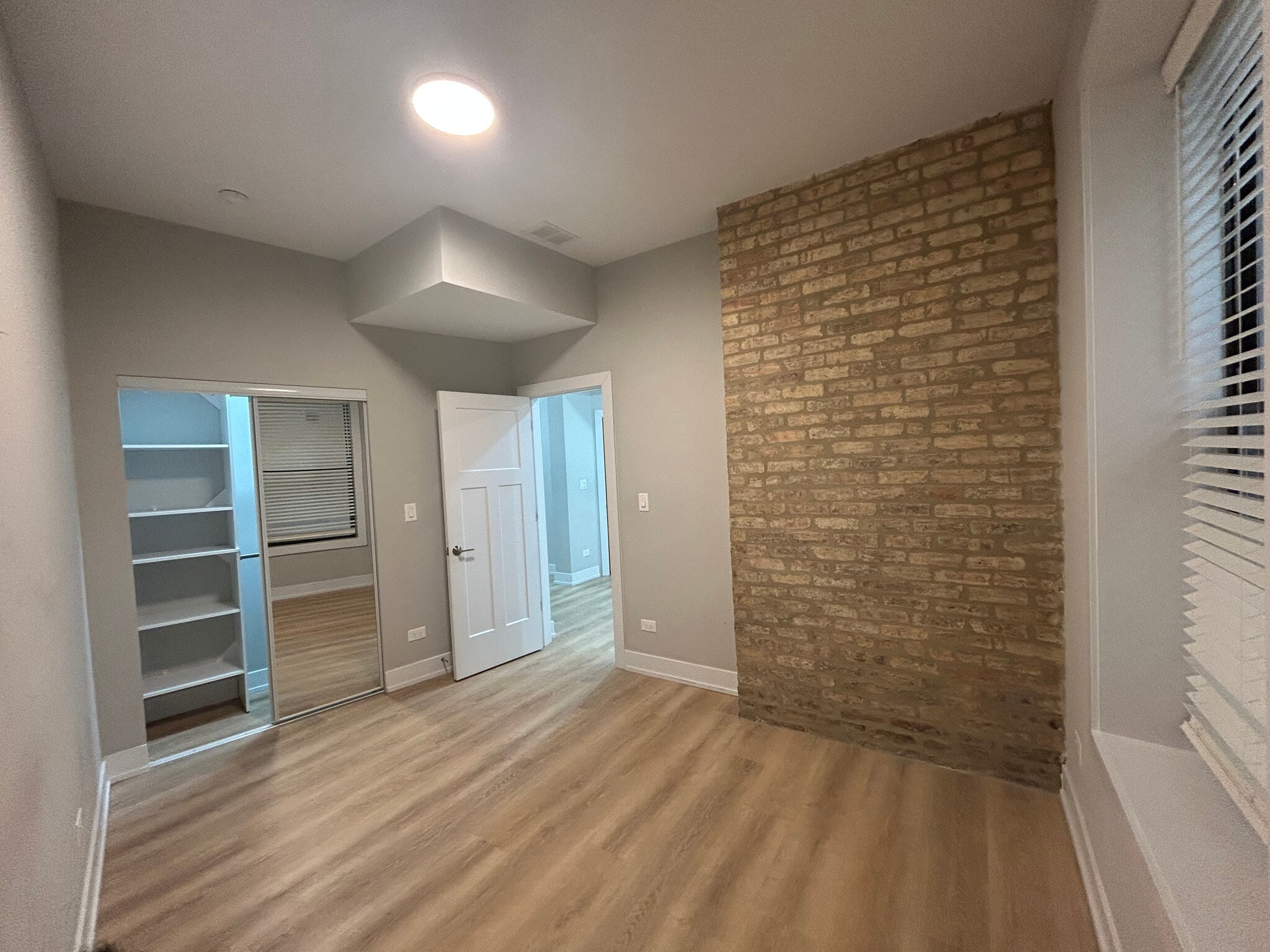 Building Photo - 423 W Belden Ave