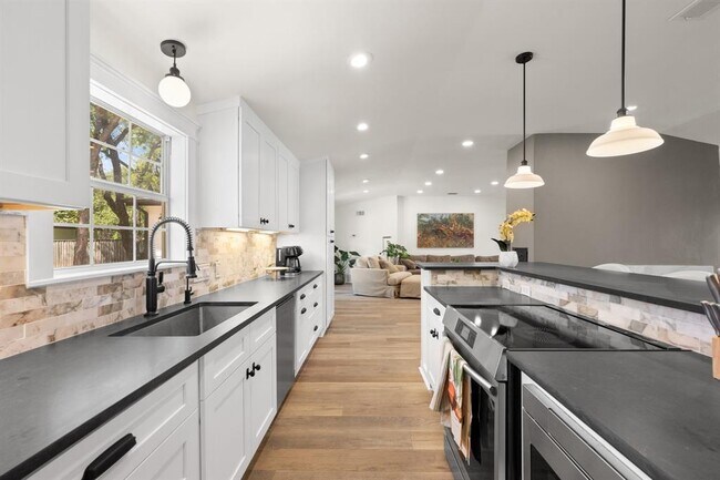 Building Photo - 303 Lakeway Dr
