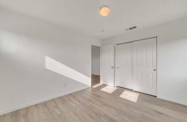 Building Photo - Elegant 5-Bedroom, 3.5-Bathroom Home –1st ...