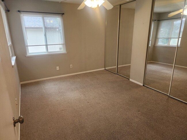 Building Photo - Very clean and well maintained 3 bedroom, ...