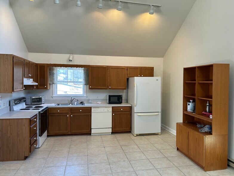 Building Photo - 515 W Burke St