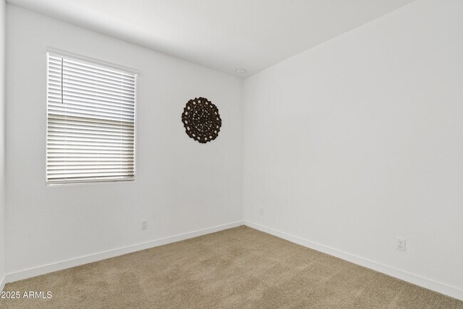 Building Photo - 2204 E Kelly Dr