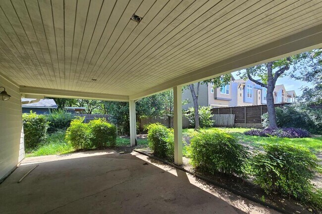 Building Photo - 9303 Robins Nest Ln