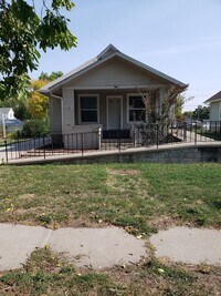 Building Photo - Spacious 3 Bed / 2 Bath Home – Updated & M...