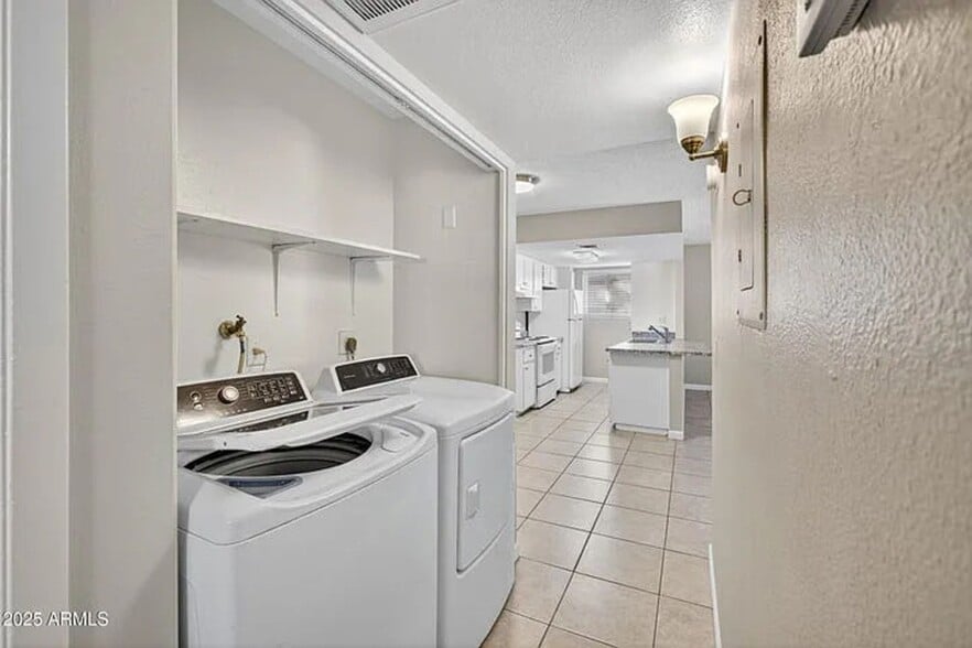 Building Photo - 860 E Brown Rd