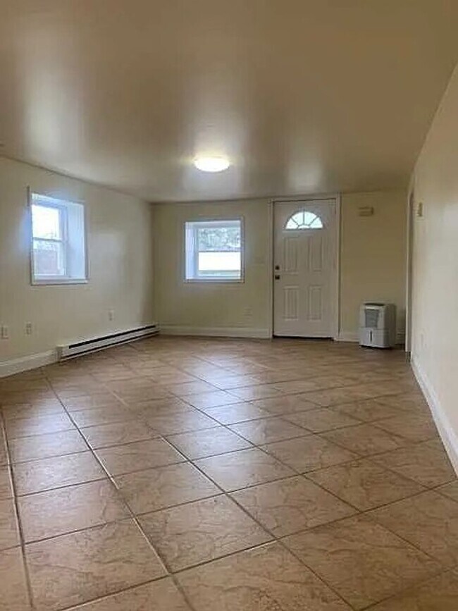 Building Photo - For Rent - Charming 2 Bed / 1 Bath Home in Stormville, NY (1,000 Sq Ft)