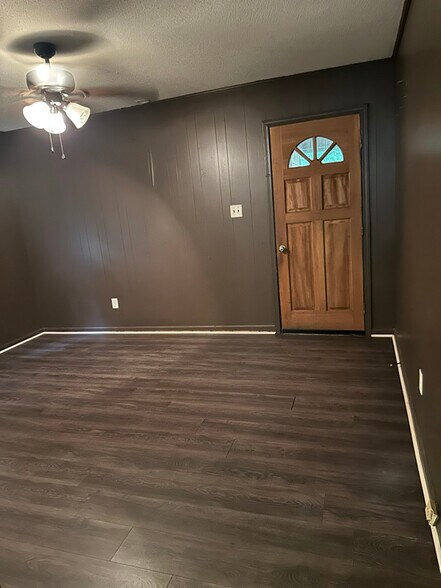 Building Photo - 3503 Willow Ln