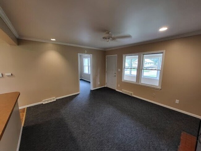 Building Photo - Beautiful home with attached garage and great yard!