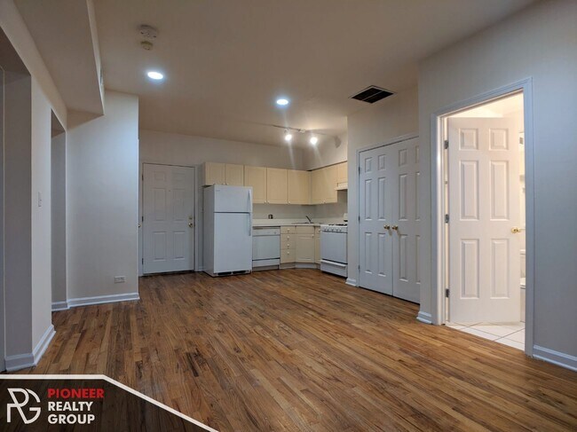 Building Photo - 917 W Dakin St