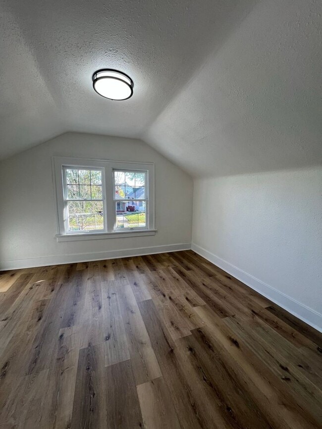 Building Photo - Brand new fully renovated 5 Bedroom Single...