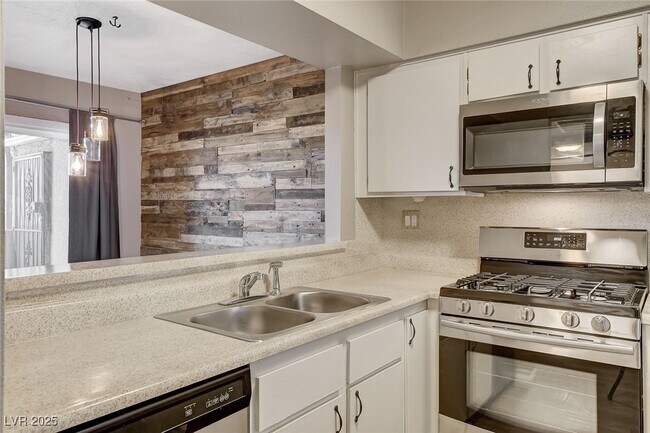 Building Photo - 1544 Hialeah Dr