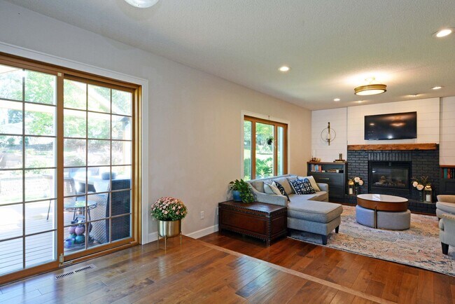 Building Photo - Beautiful 4-Bedroom Home in Vadnais Height...