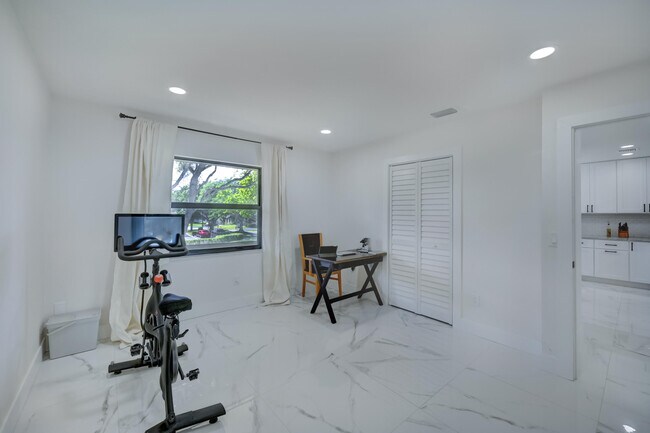 Building Photo - 8545 Casa Del Lago