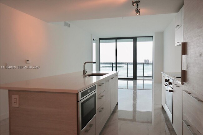 Building Photo - 650 NE 32nd St