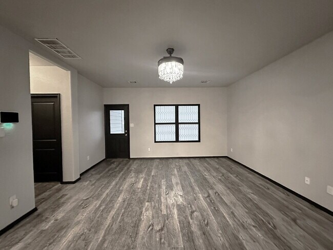 Building Photo - Spacious 5 Bedroom, 3.5 Bath Home with 2,6...