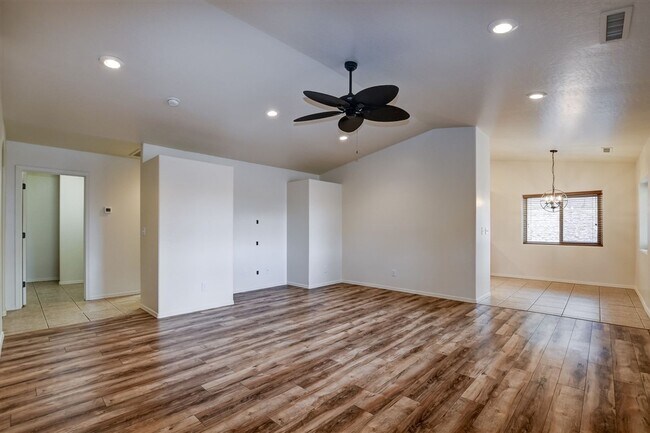 Building Photo - 3 bedroom 2 bathroom ranch style home in C...