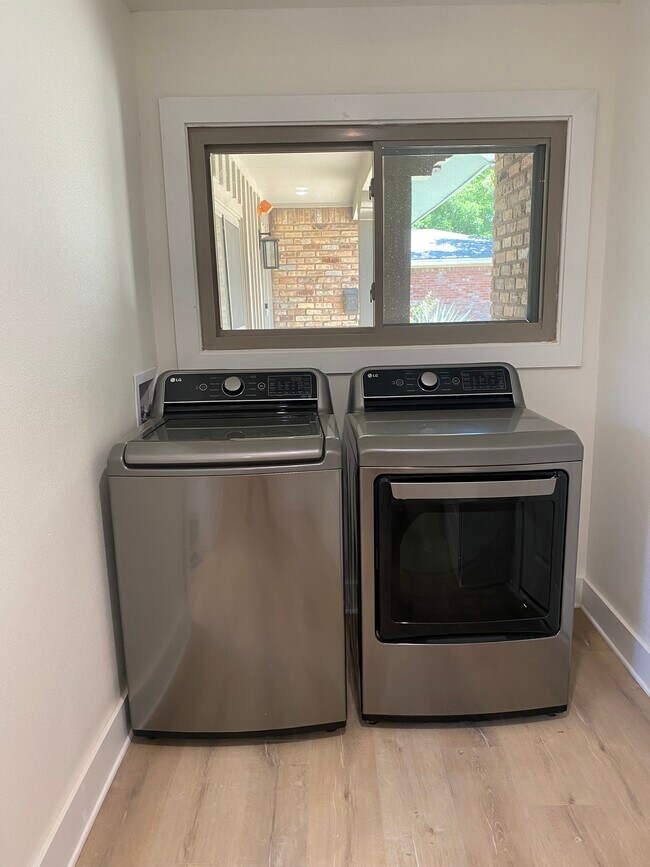 LG Washer & Dryer - 4714 29th St