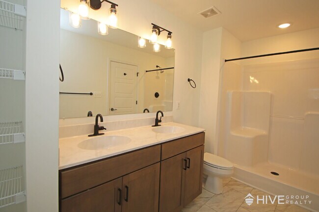 Building Photo - "Impressive 3-Bed Townhouse with Fenced in Backyard!"