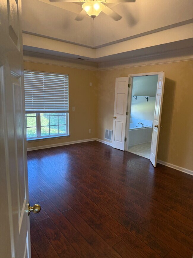 Building Photo - 4 bed/3bth with over 2000 sq ft. In beautiful Hendersonville!!!