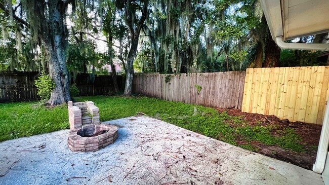 Building Photo - 5647 Bennington Dr