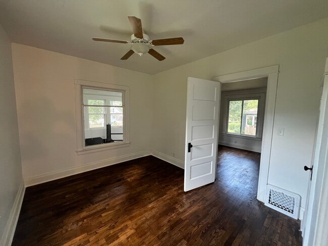 Building Photo - Two Bedroom One Bathroom Available in Batt...