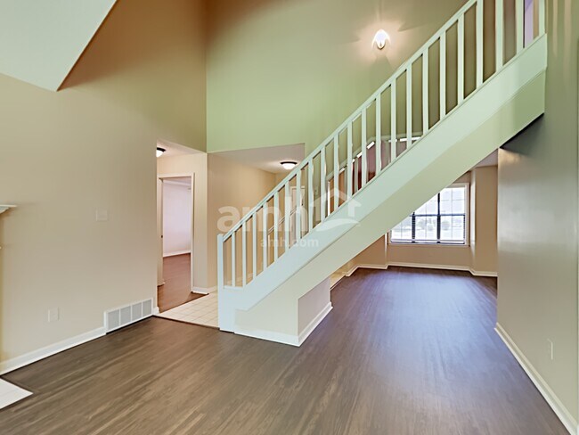 Building Photo - 6771 Oakmoor Cir S