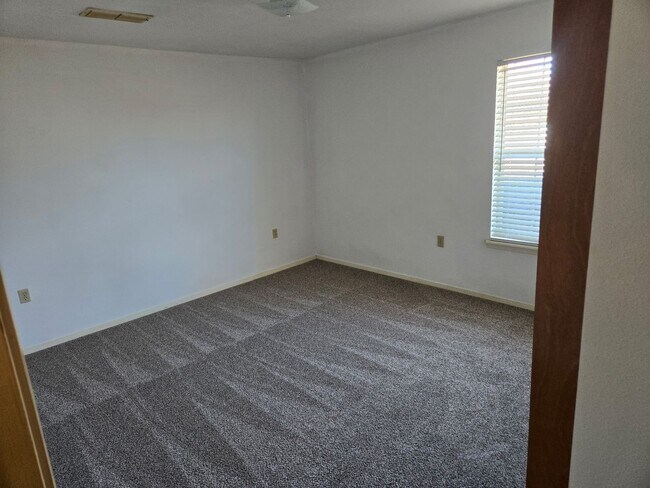 Building Photo - 2433 E 21st St