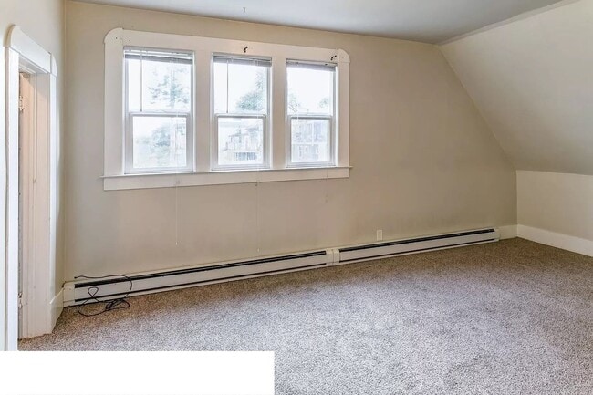 Building Photo - Large 6 Bedroom House Available in August!!