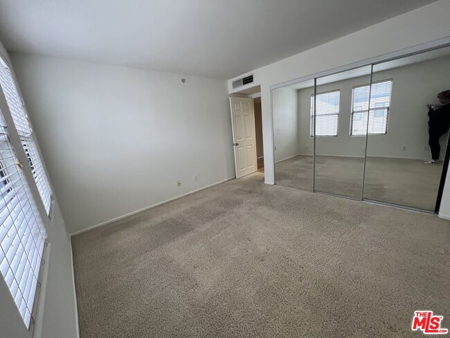 Building Photo - 6903 Hannum Ave