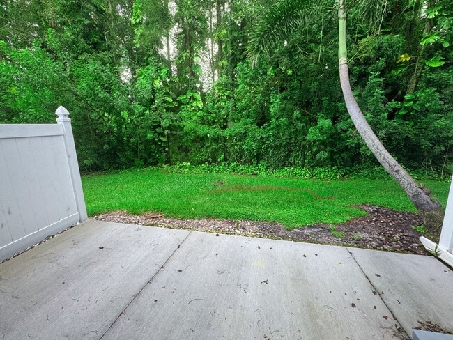 Building Photo - Beautiful 2/2 Townhouse with one car garag...