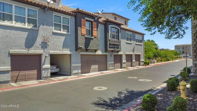 Building Photo - 2256 E Huntington Dr