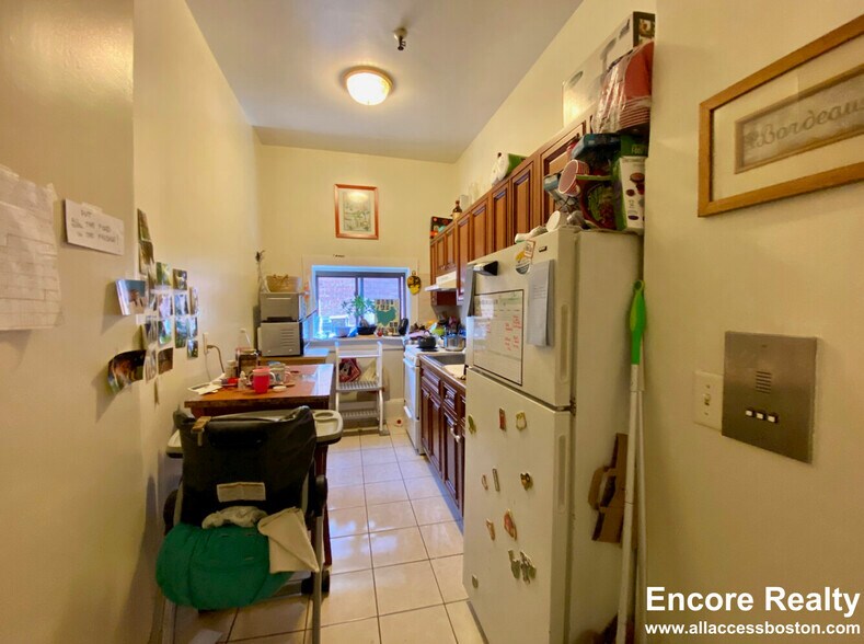 Building Photo - 913 Boylston St