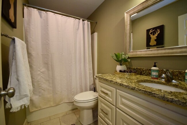 Building Photo - Beautiful Home in the Cul-de-sac