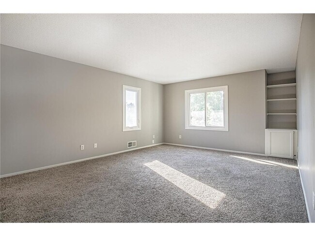 Building Photo - 9358 Ranchview Ln N