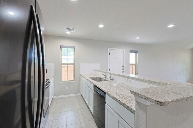 Building Photo - Charming 3/2 Minutes from Downtown NBTX