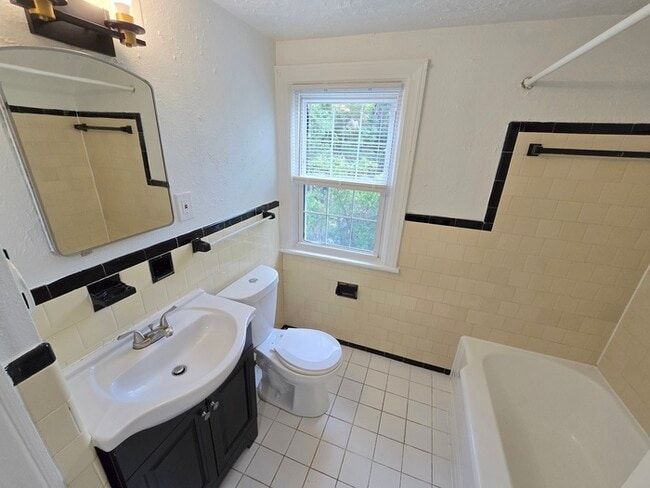 Building Photo - CUTE & COZY 2BED/1BATH DUPLEX FOR RENT - U...