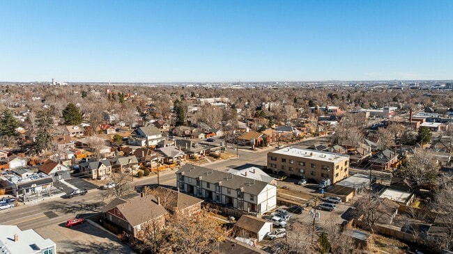Building Photo - Charming 3 Bedroom Townhome in Highlands Neighborhood