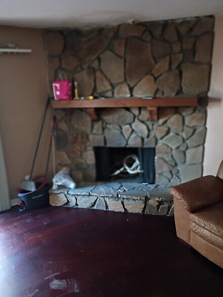 Building Photo - 1523 Camelot Dr