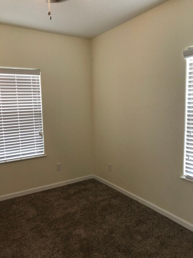 Building Photo - Charming 1 Bedroom Home With Yard