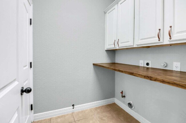 Building Photo - 12611 Alstroemeria