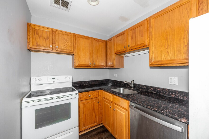 Building Photo - 607 W Wrightwood Ave