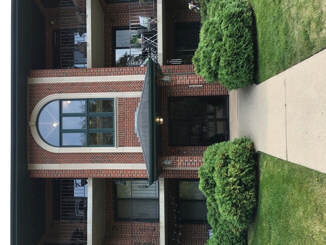 Building Photo - 616 E 5th Ave