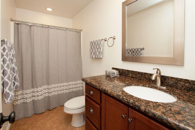 Building Photo - 3228 W Lisbon Ln