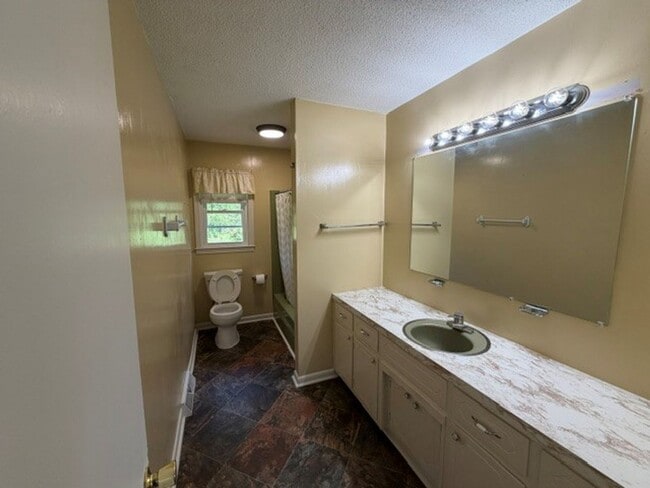 Building Photo - NEW RENTAL LISTING - TAYLORSVILLE