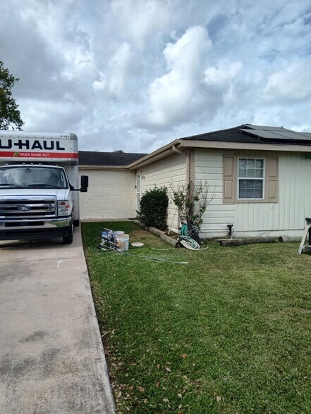 Building Photo - 5025 Mirabeau Ave