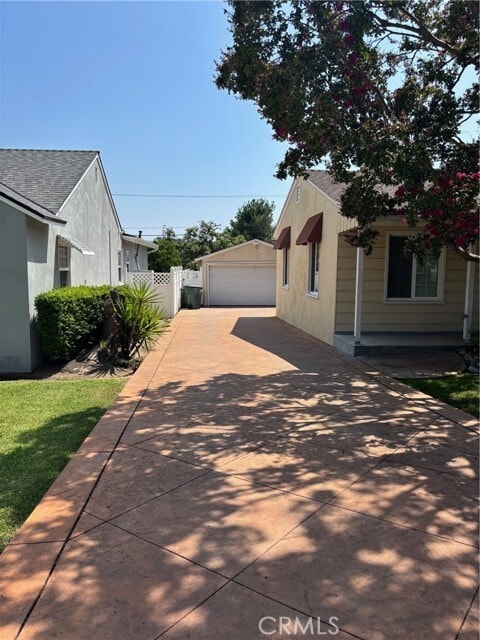 Building Photo - 2758 Paloma St