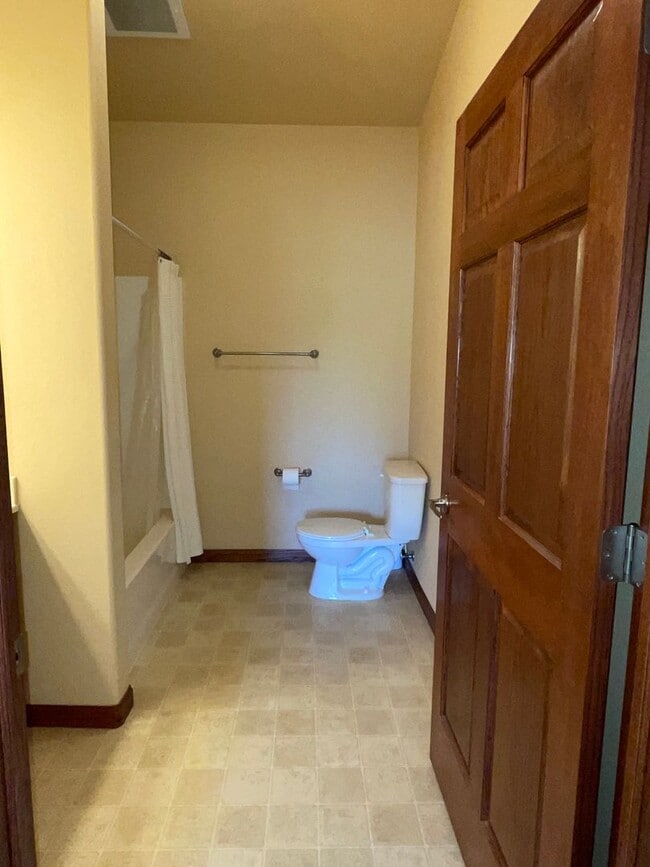 Building Photo - 2 Bedroom, 2 Bath Condo for Rent