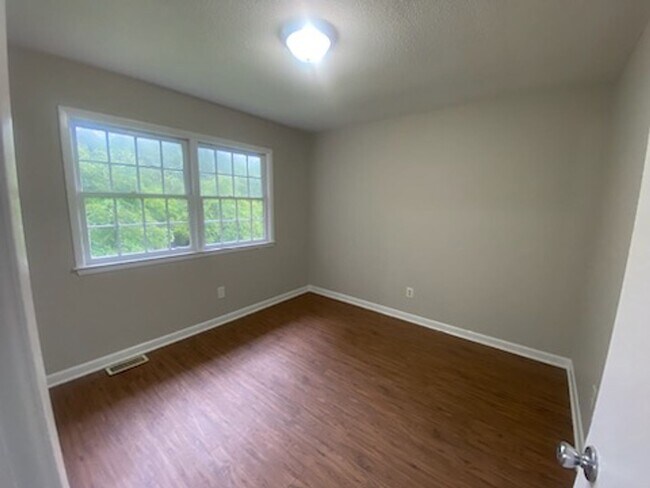 Building Photo - 4112 S Dowfield Dr